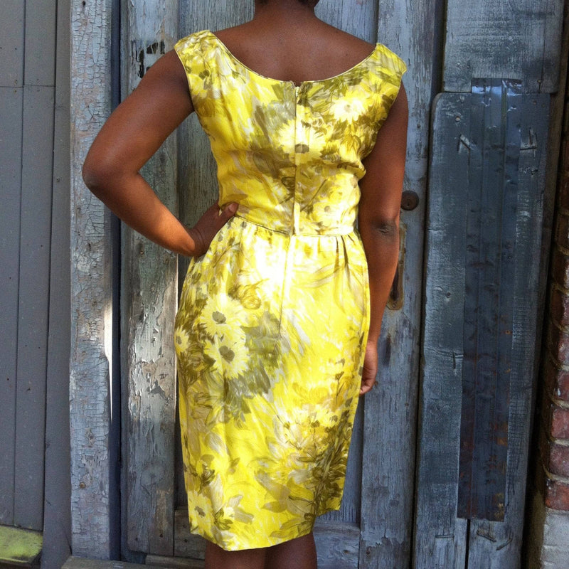 Back view of 1950s Vintage Yellow Silk Floral Print Cocktail Dress Size Small sold by bohemevintage.com Montréal