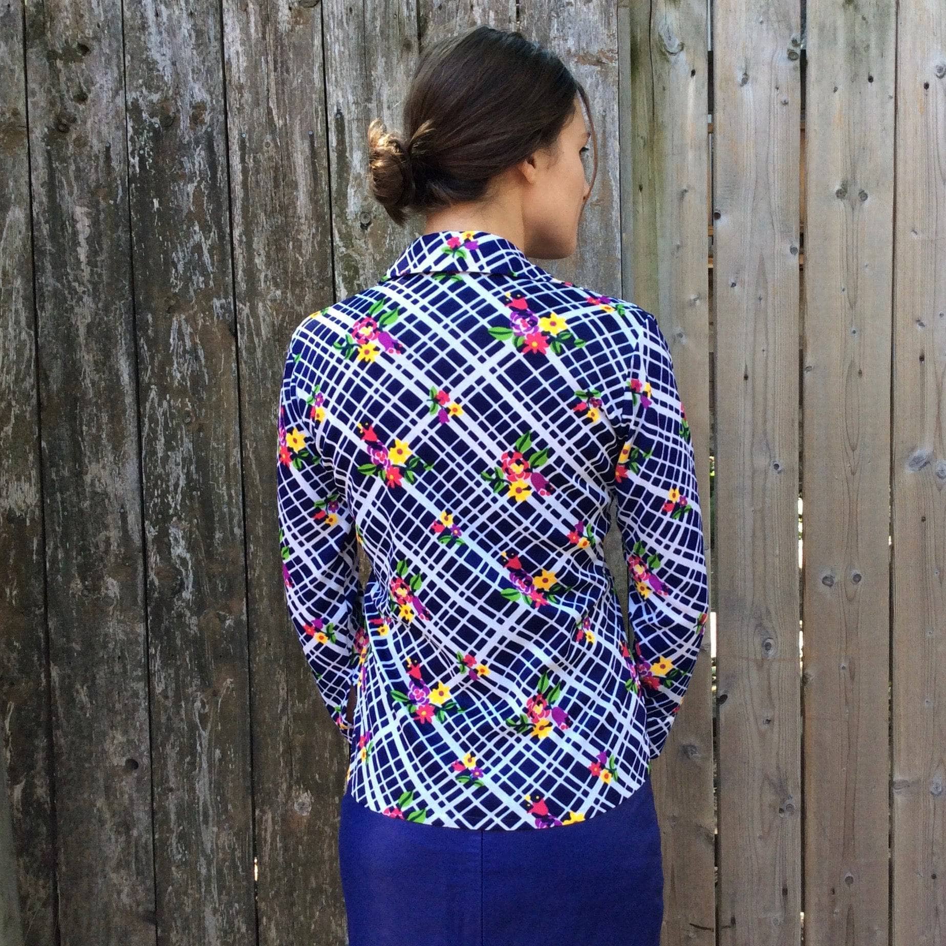 Back view ofr 1960s-1970s Bold Print Blouse, sold by bohemevintage.com Montréal