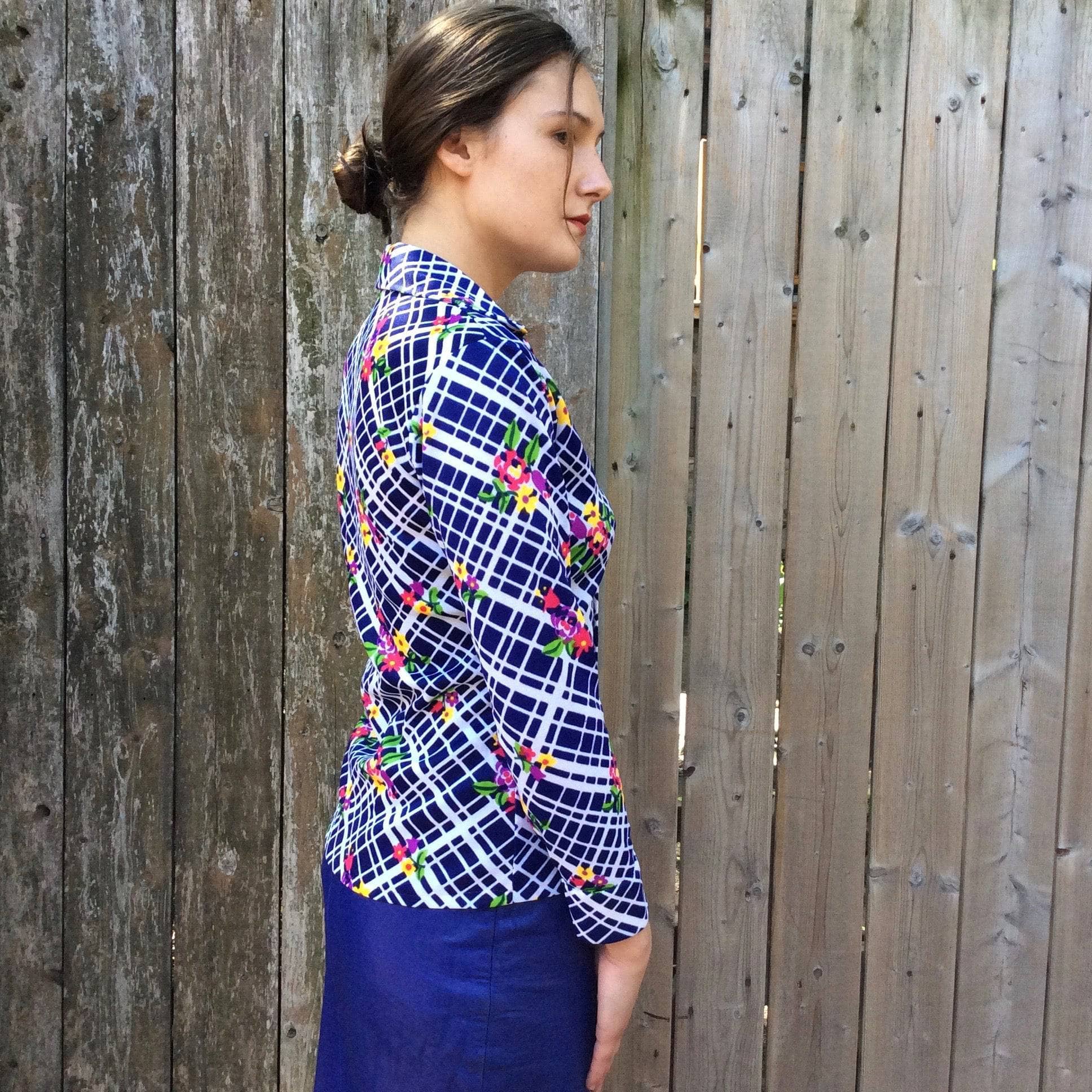 Side view of 1960s-1970s Bold Print Blouse, sold by bohemevintage.com Montréal