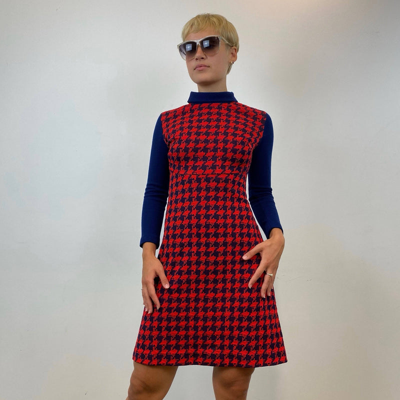 1960s -1970s Long Sleeve Houndstooth Dress Size Small, sold by bohemevintage.com Montréal