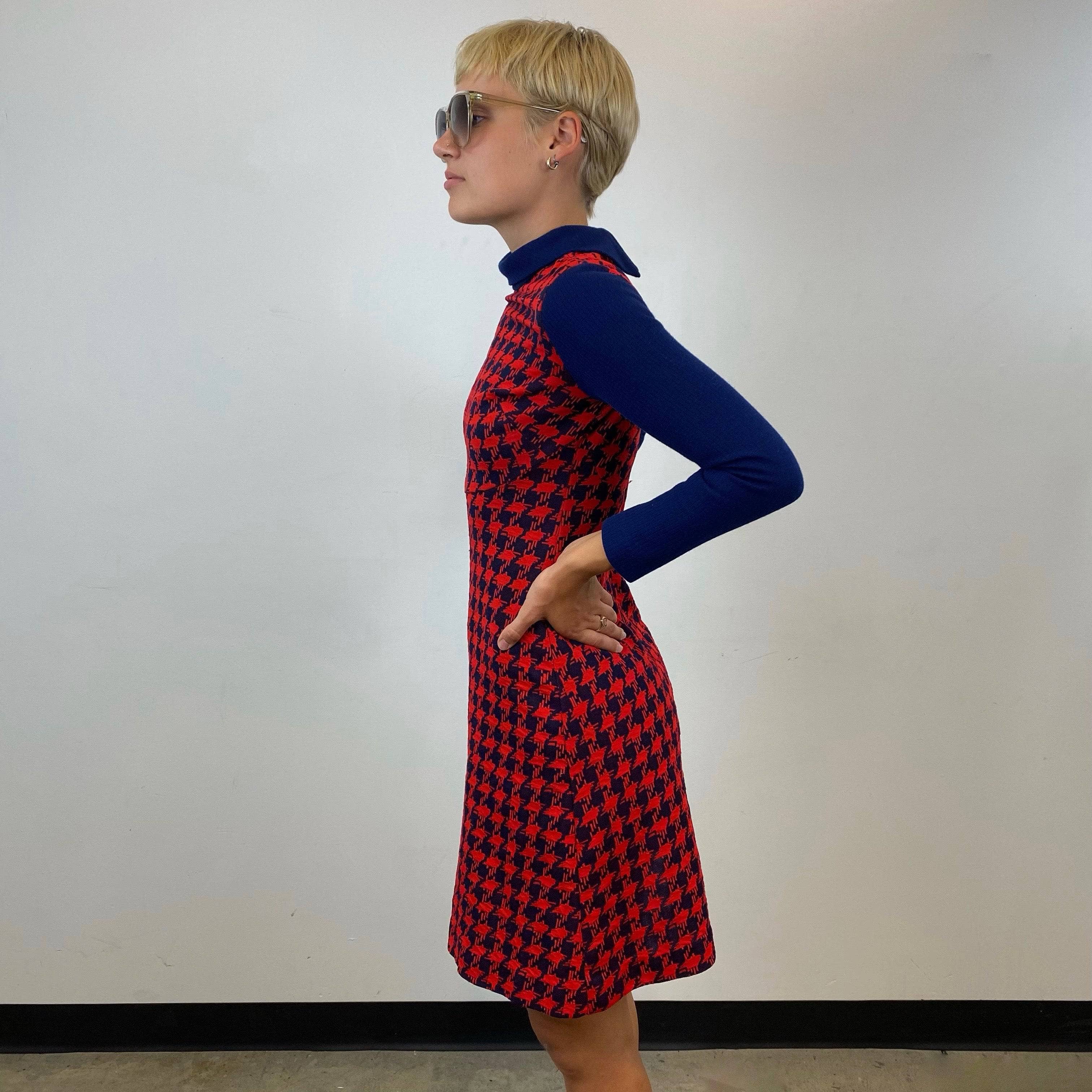 Side View of 1960s -1970s Long Sleeve Houndstooth Dress Size Small, sold by bohemevintage.com Montréal