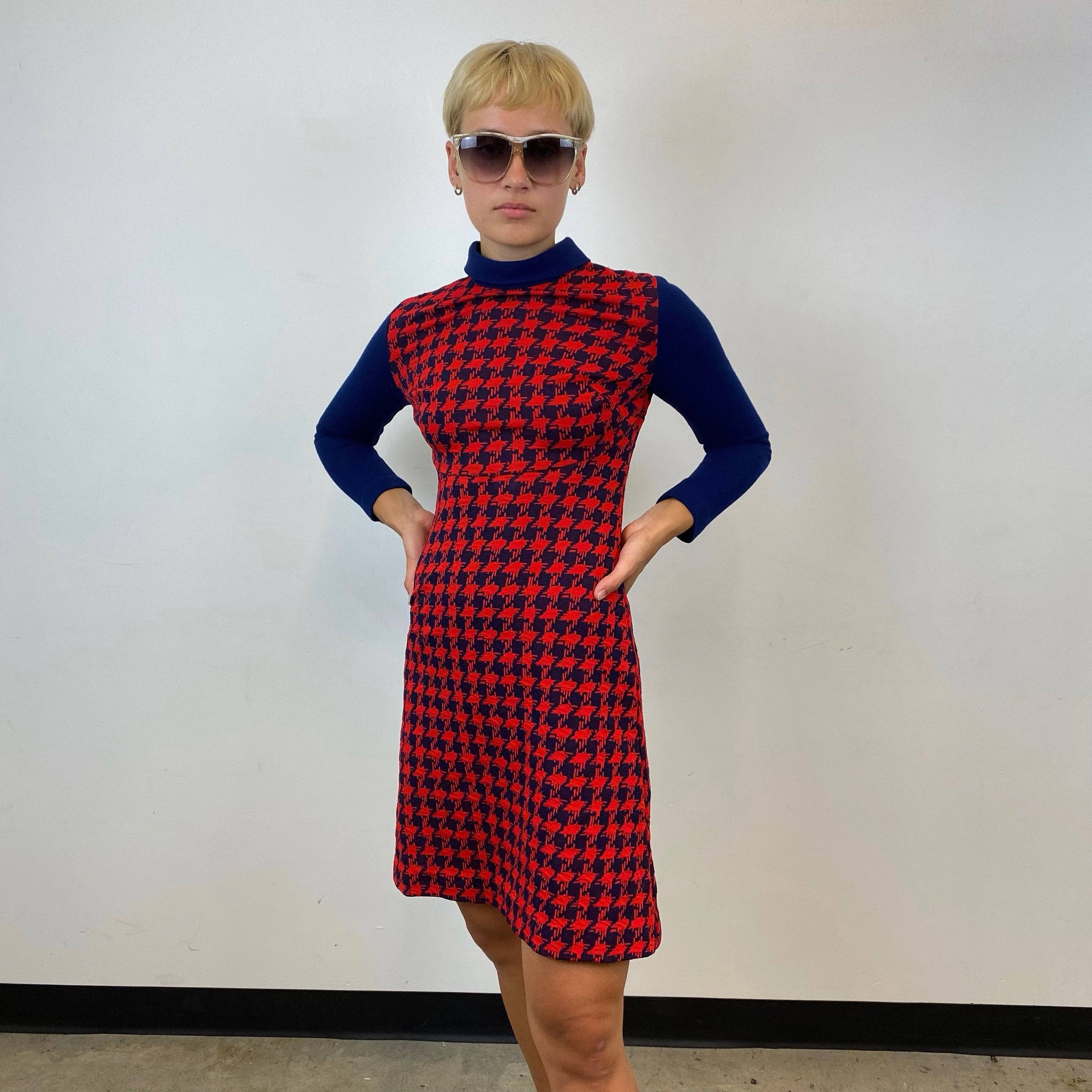 1960s -1970s Long Sleeve Houndstooth Dress Size Small, sold by bohemevintage.com Montréal