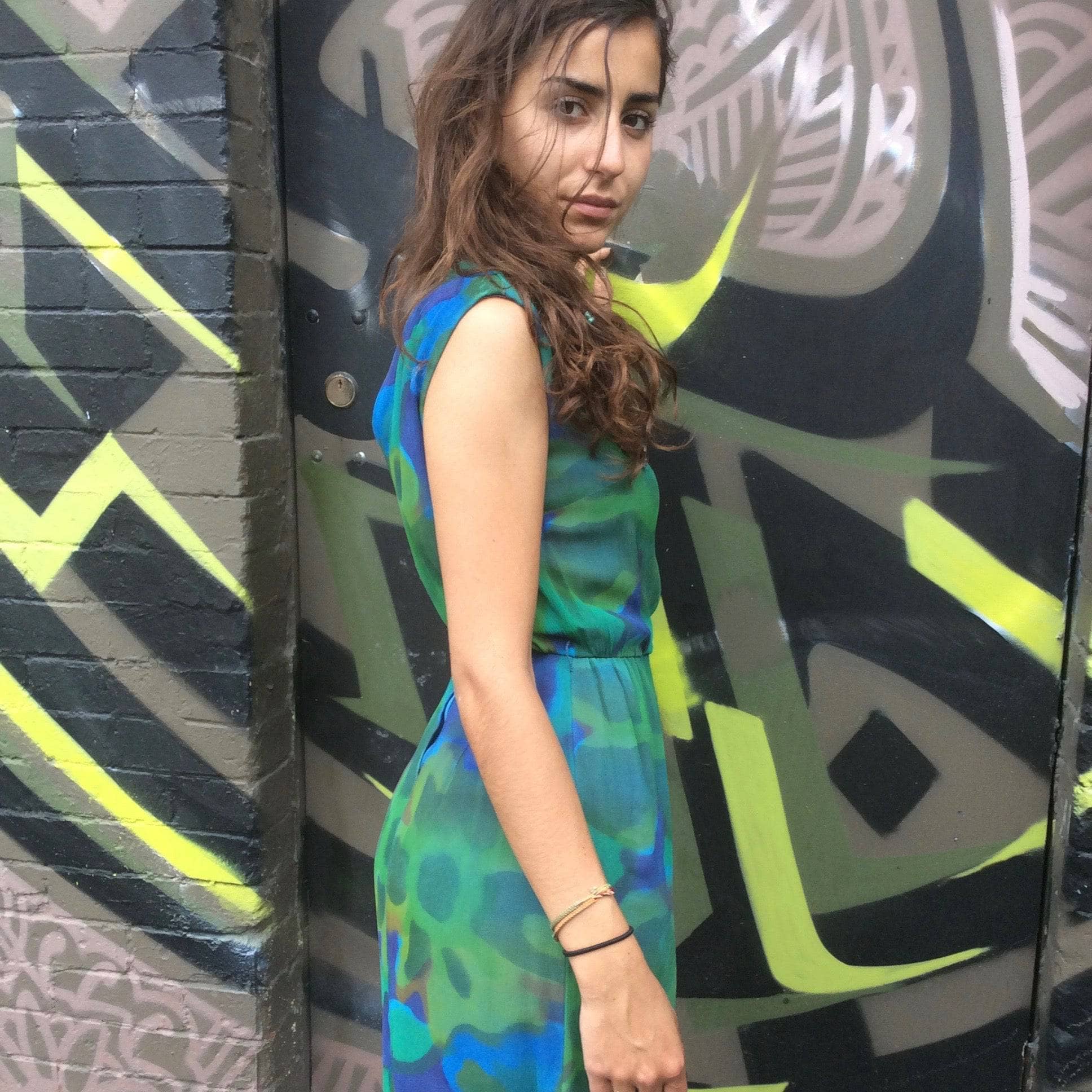 Side view of 1960s Abstract Print Knee-length Sleeveless Silk Cocktail Dress Size Small.  sold by bohemevintage.com Montréal