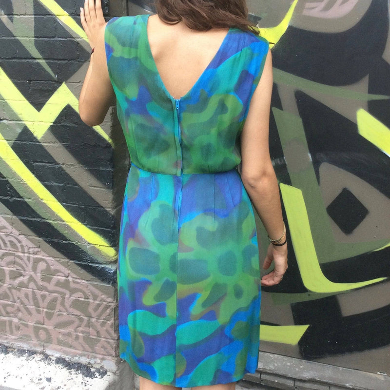 Back view of 1960s Abstract Print Knee-length Sleeveless Silk Cocktail Dress Size Small.  sold by bohemevintage.com Montréal