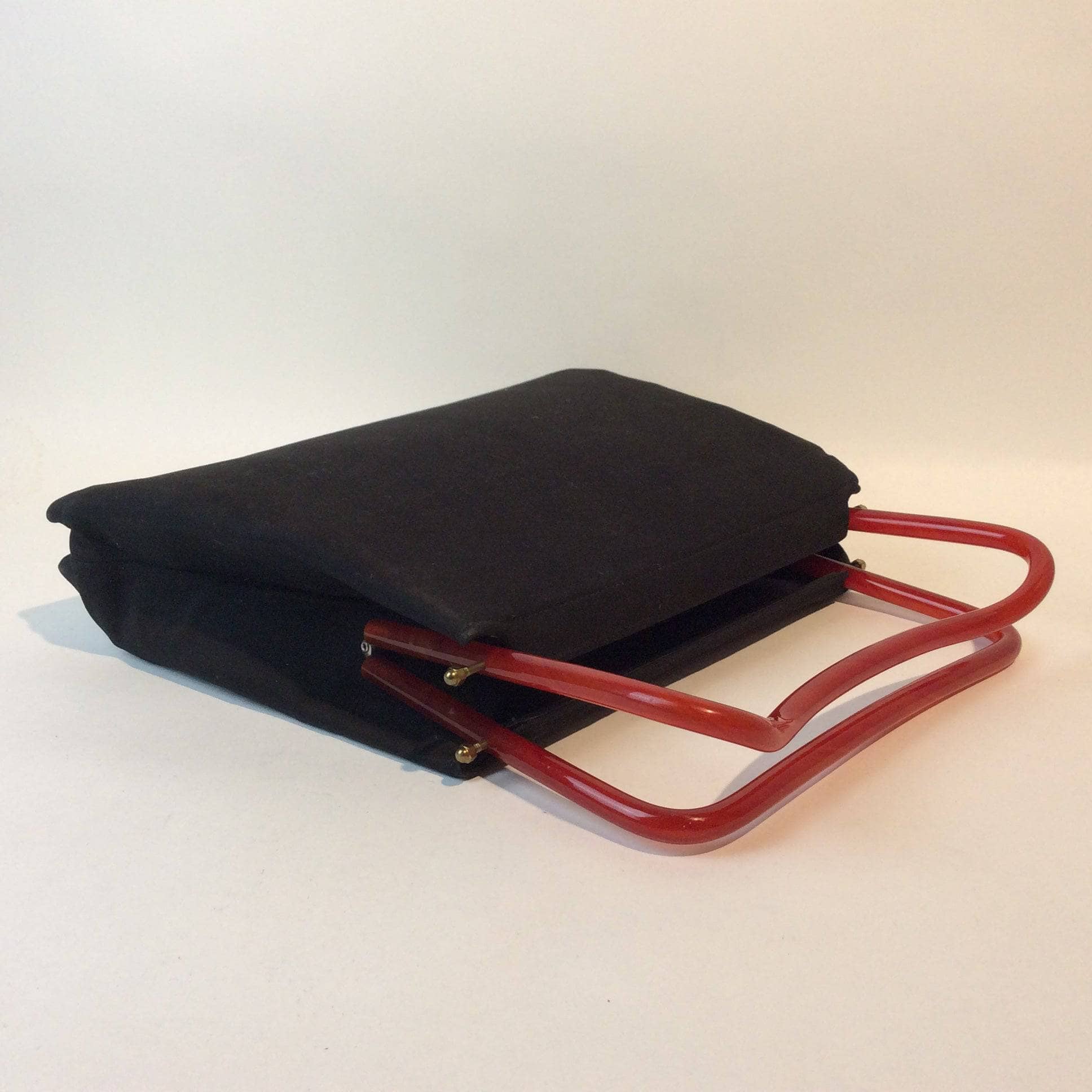 Sac à main en tissu noir des années 1960 avec poignées en lucite orange