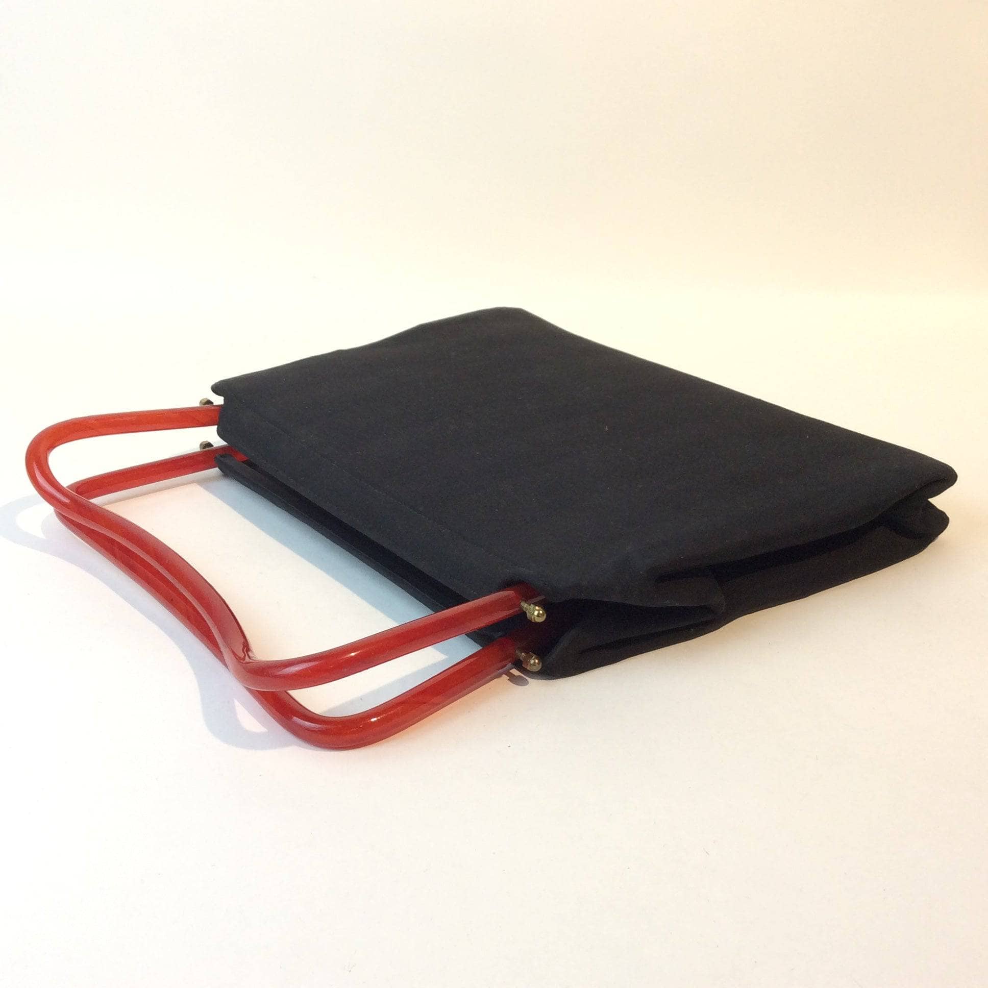 Sac à main en tissu noir des années 1960 avec poignées en lucite orange