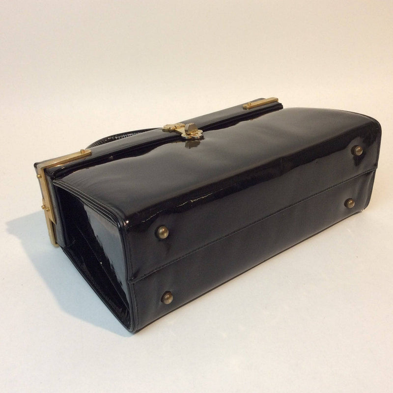 Bottom view of 1960s Black Patent Leather Style Pillbox Handbag. Sold by bohemevintage.com Montréal