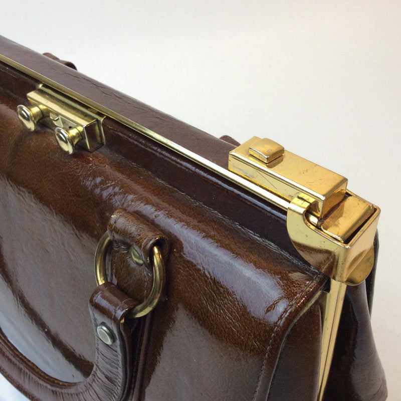 Close-Up of opening mechanism of 1960s Brown Patent Leather Frame Bag with 2 handles from Charisma. sold by bohemevintage.com Montréal