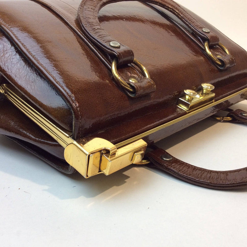 Close-Up of top of 1960s Brown Patent Leather Frame Bag with 2 handles from Charisma. sold by bohemevintage.com Montréal