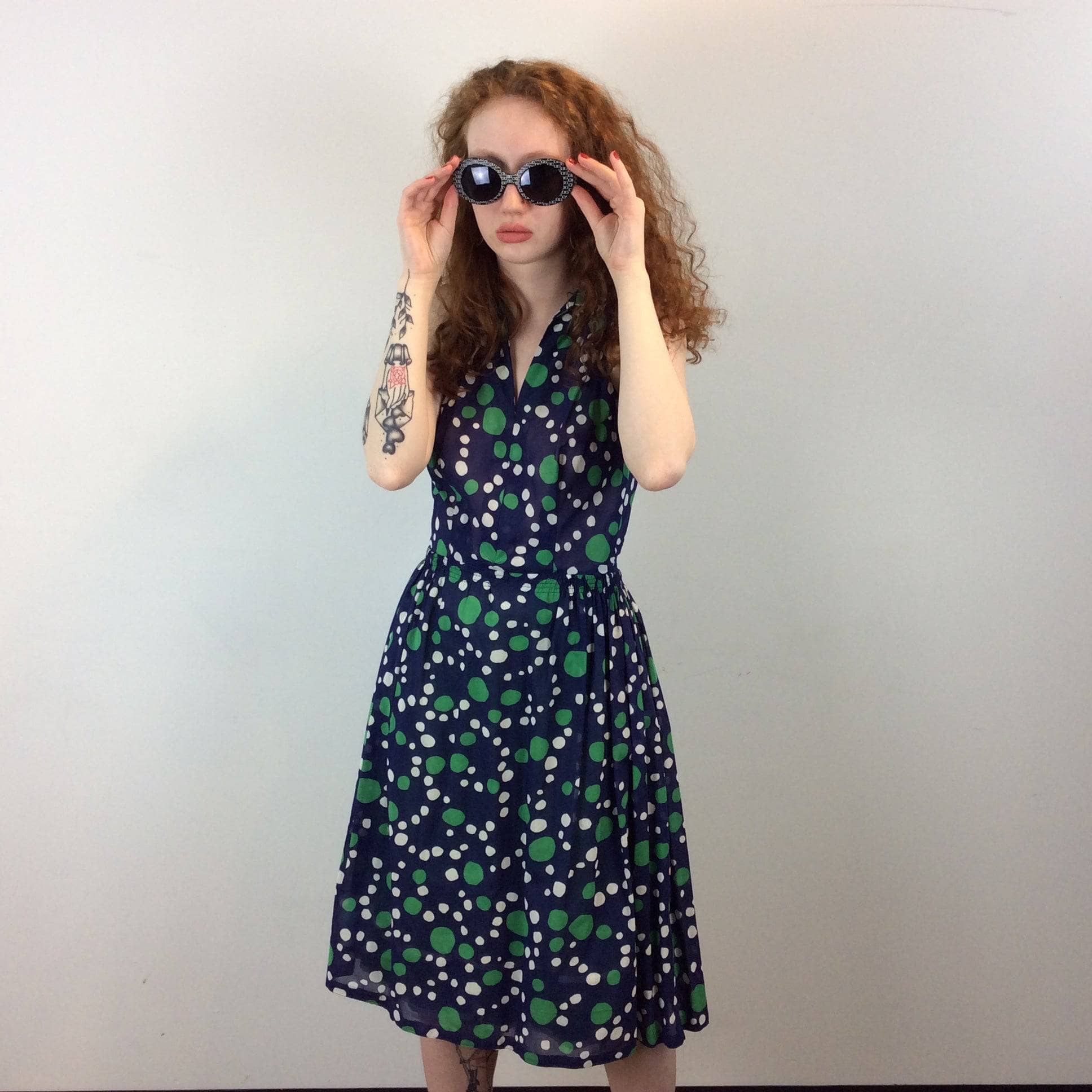 1960s Dotted Print Knee-length Sleeveless Dress Size Small. Sold by bohemevintage.com Montréal