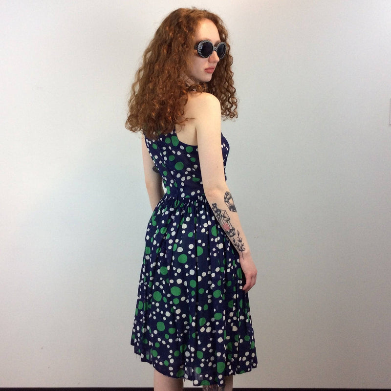 Side view of 1960s Dotted Print Knee-length Sleeveless Dress Size Small. Sold by bohemevintage.com Montréal