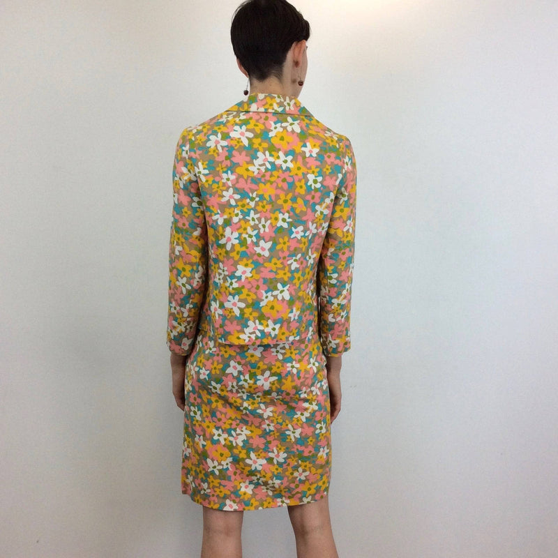 Back view of 1960s Floral Print Blazer and Skirt Set, Size extra small, twin set. Sold by bohemevintage.com Montréal