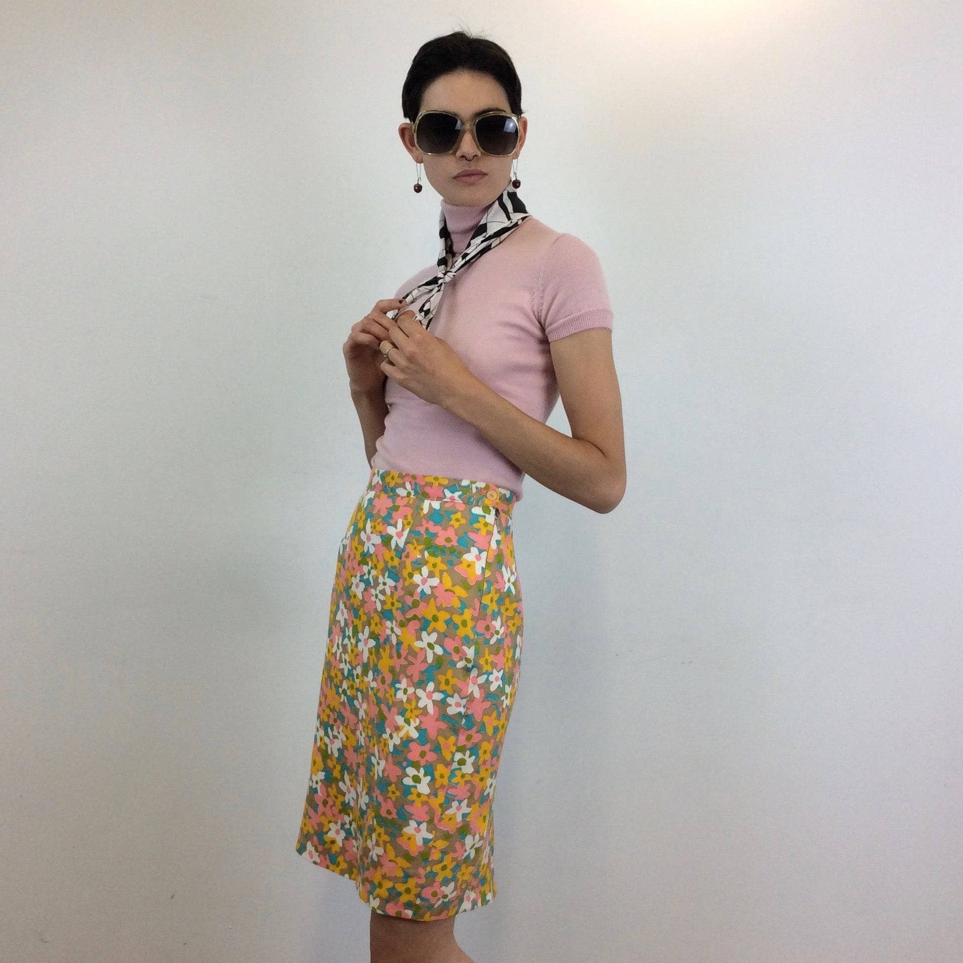Side view of 1960s Floral Print Blazer and Skirt Set, Size extra small, twin set. Sold by bohemevintage.com Montréal