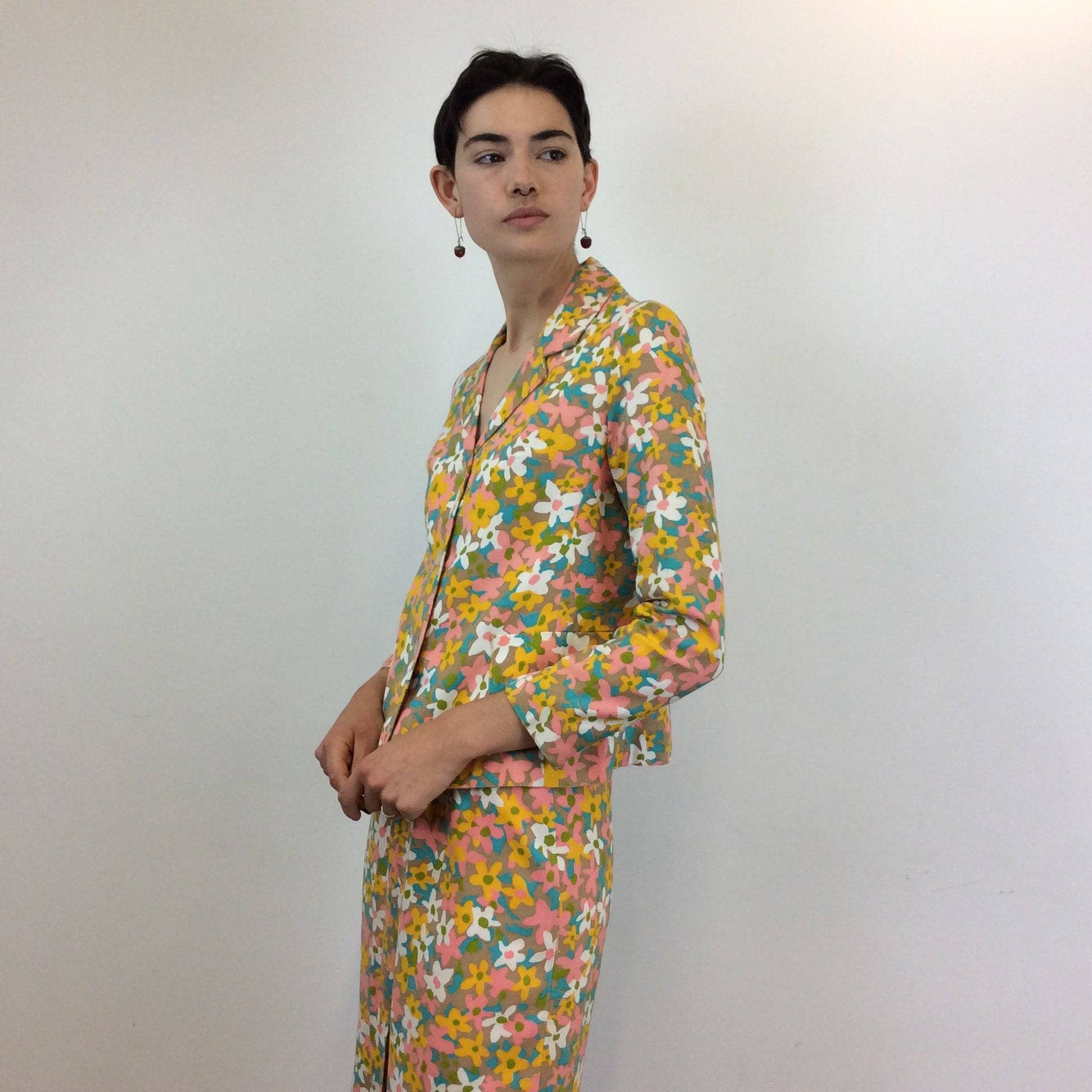 Side view of 1960s Floral Print Blazer and Skirt Set, Size extra small, twin set. Sold by bohemevintage.com Montréal
