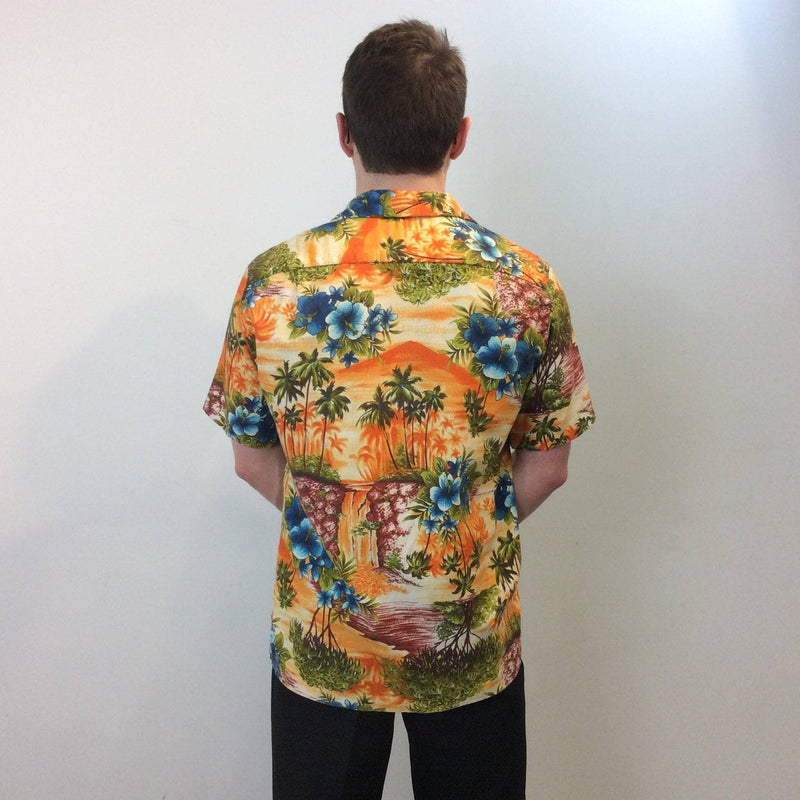 Back View of Side view of 1960s Men's Hawaiian Short-Sleeve Shirt Size Small. Sold by bohemevintage.com Montréal