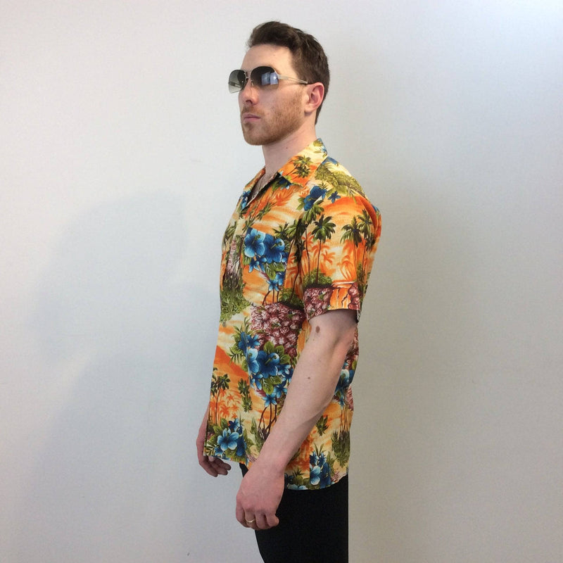 Side view of 1960s Men's Hawaiian Short-Sleeve Shirt Size Small. Sold by bohemevintage.com Montréal