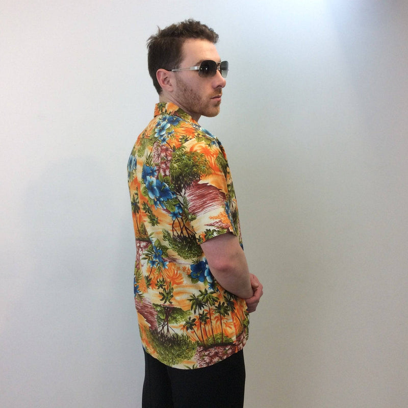 Side view of 1960s Men's Hawaiian Short-Sleeve Shirt Size Small. Sold by bohemevintage.com Montréal