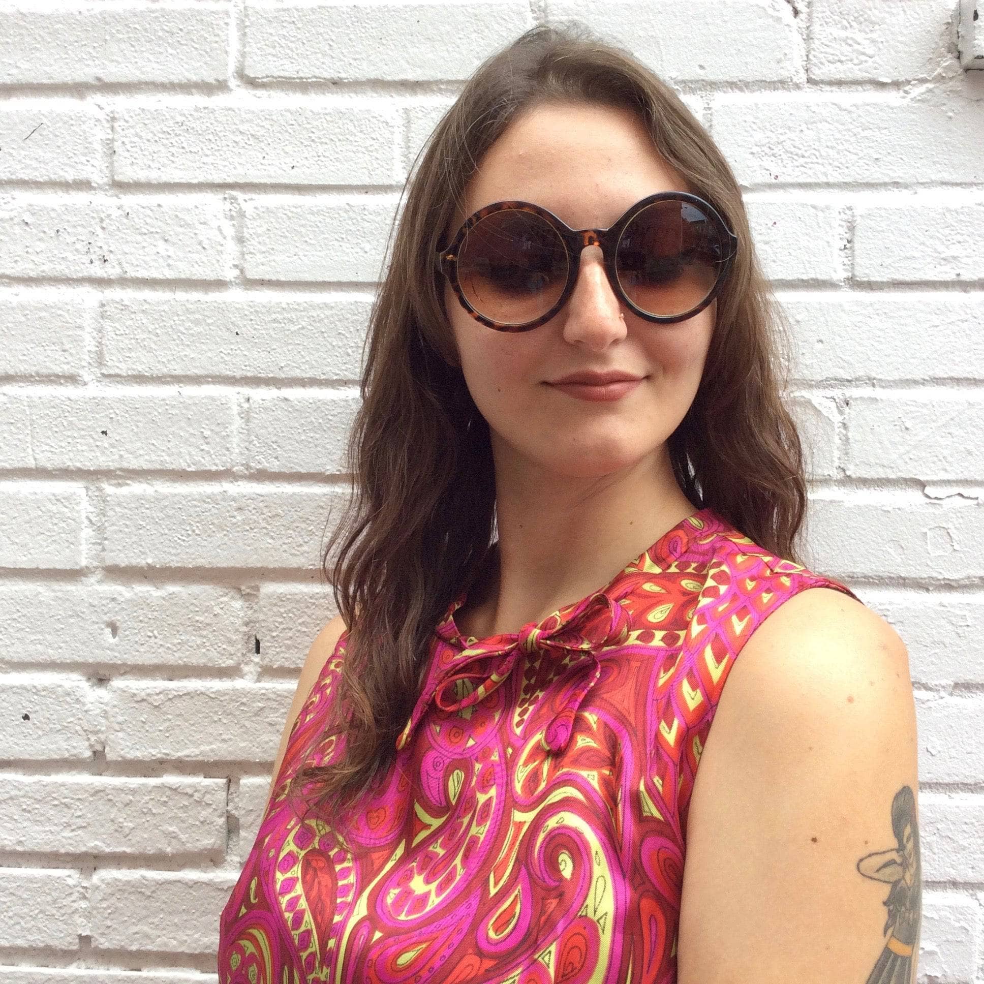 Close-up side view of shoulders of Vintage, Handmade 1960s Paisley Bold Print Shift Dress Size Small/Medium. Sold by bohemevintage.com Montreal