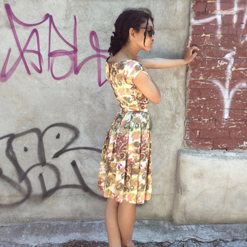 Side view of 1960s Vintage Knee-length floral print petite dress. Sold by bohemevintage.com Montreal