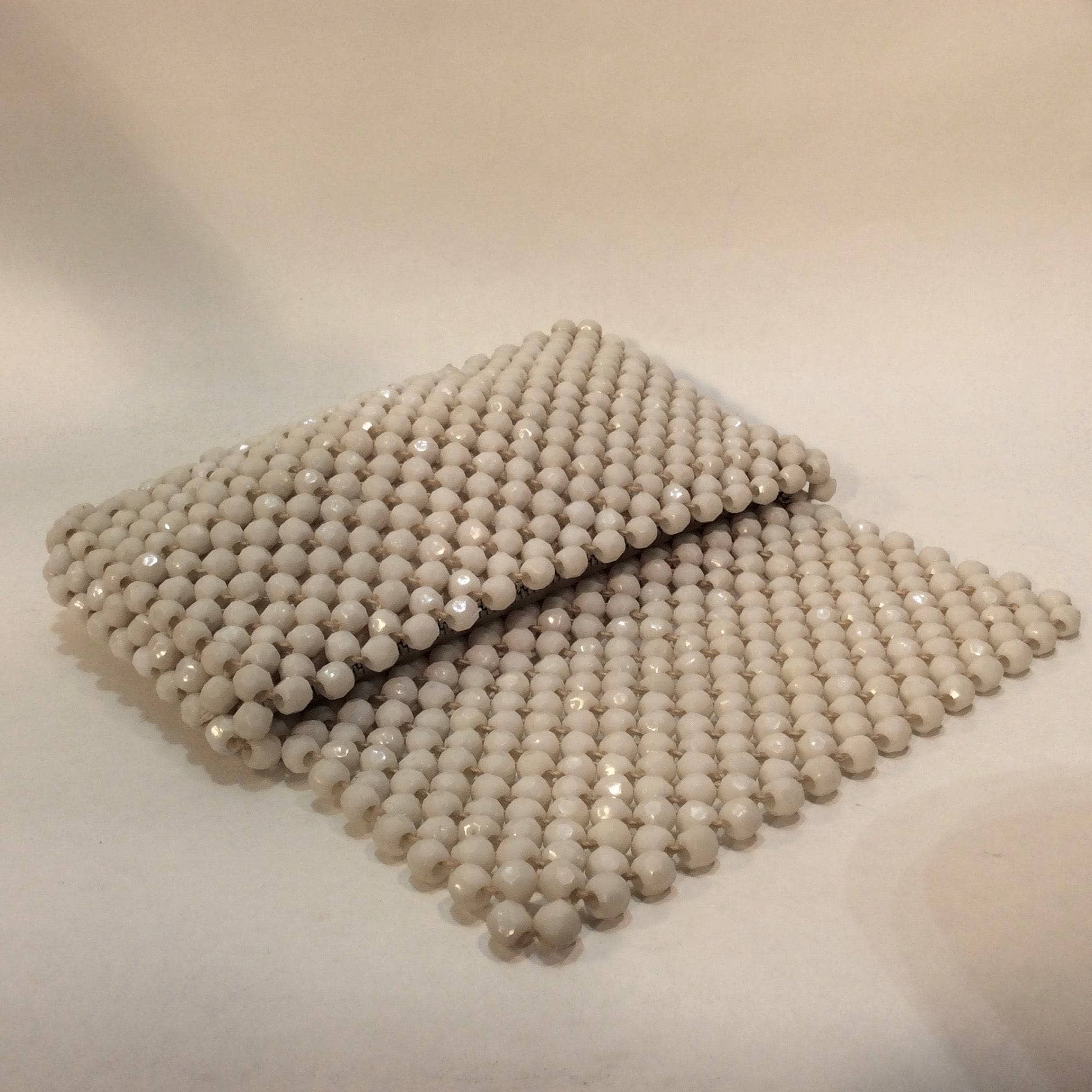 Pochette perlée octogonale blanche des années 1960
