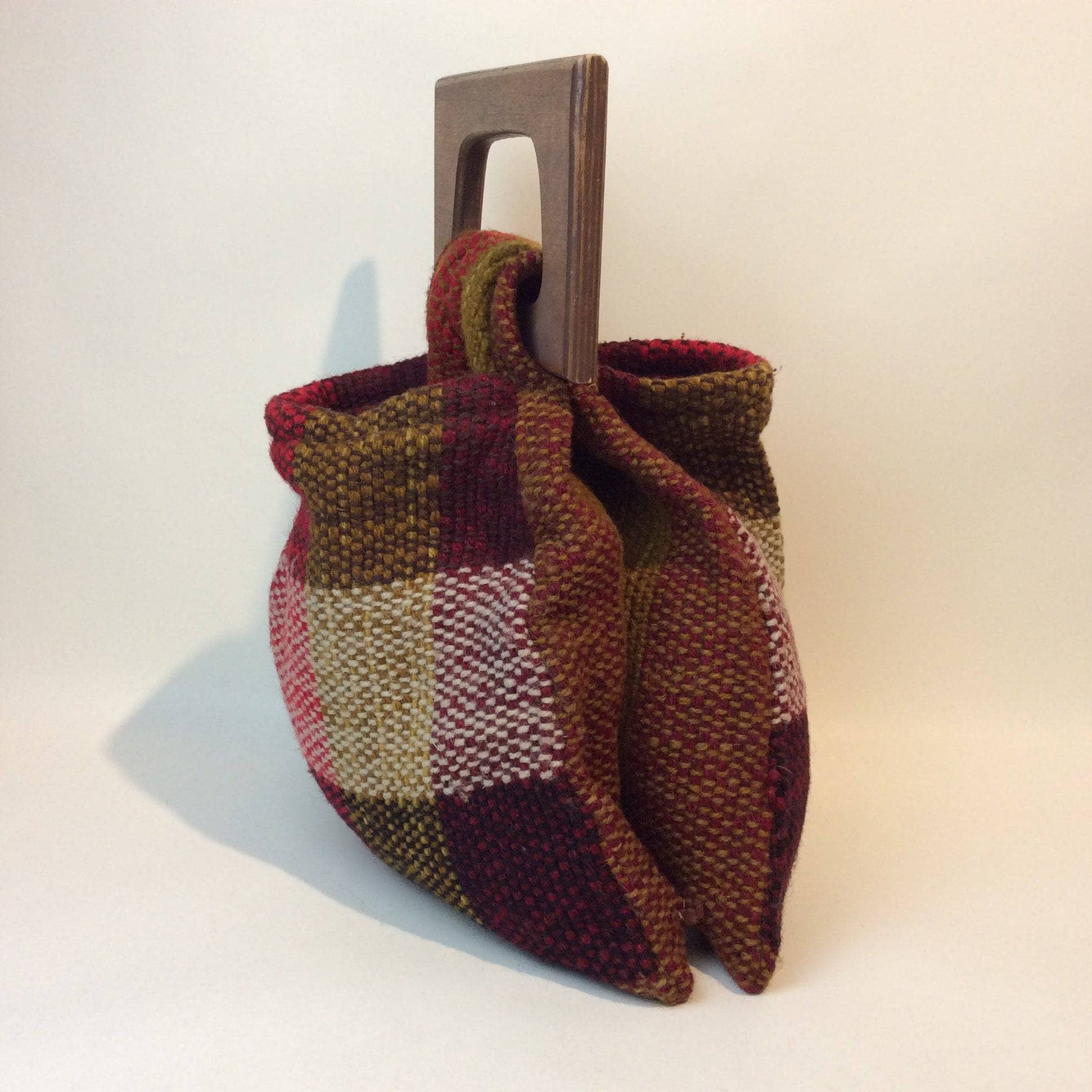 Side view of 1970s Artisanal Woven Handbag with Wood Handle, sold by bohemevintage.com Montréal