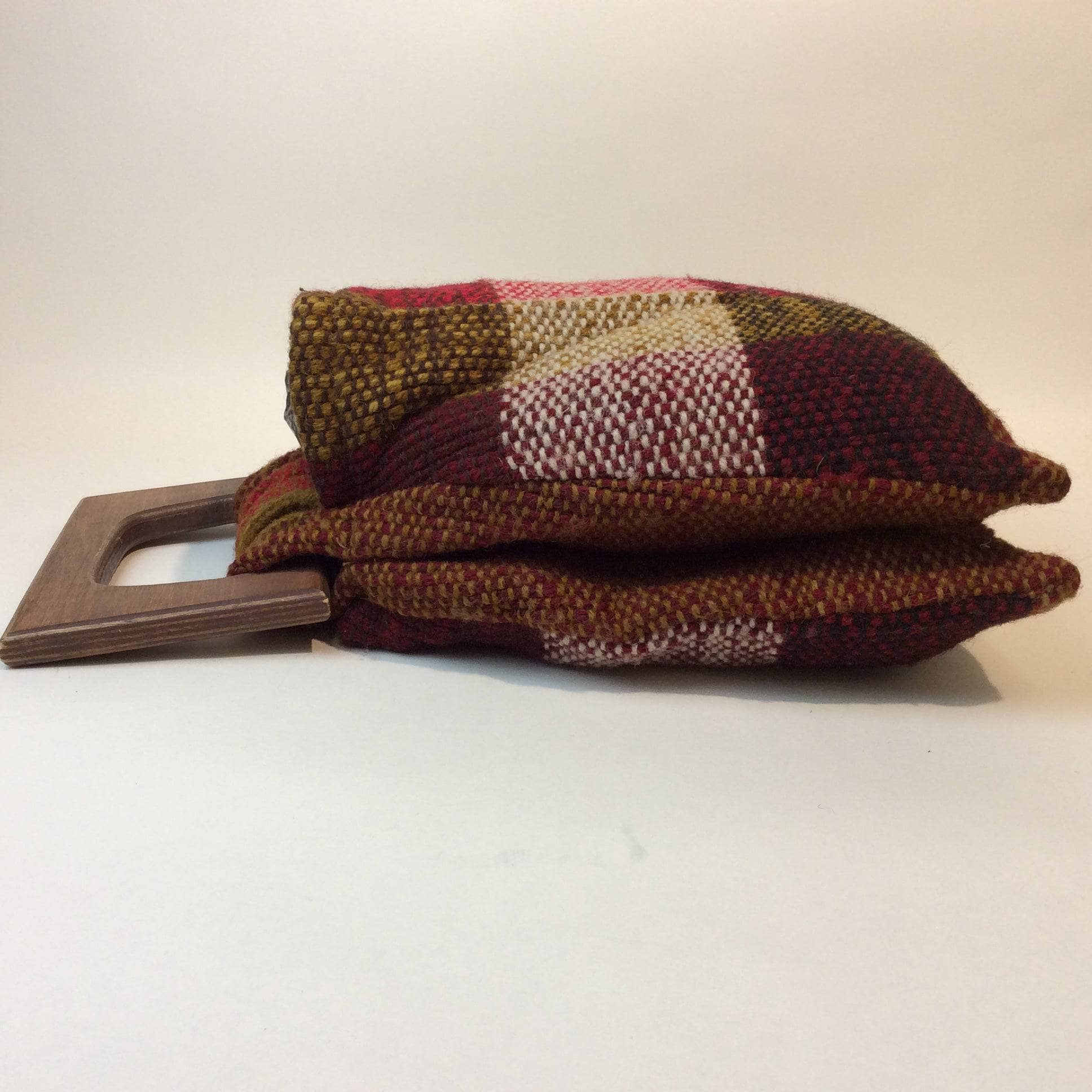 Side view of 1970s Artisanal Woven Handbag with Wood Handle, sold by bohemevintage.com Montréal