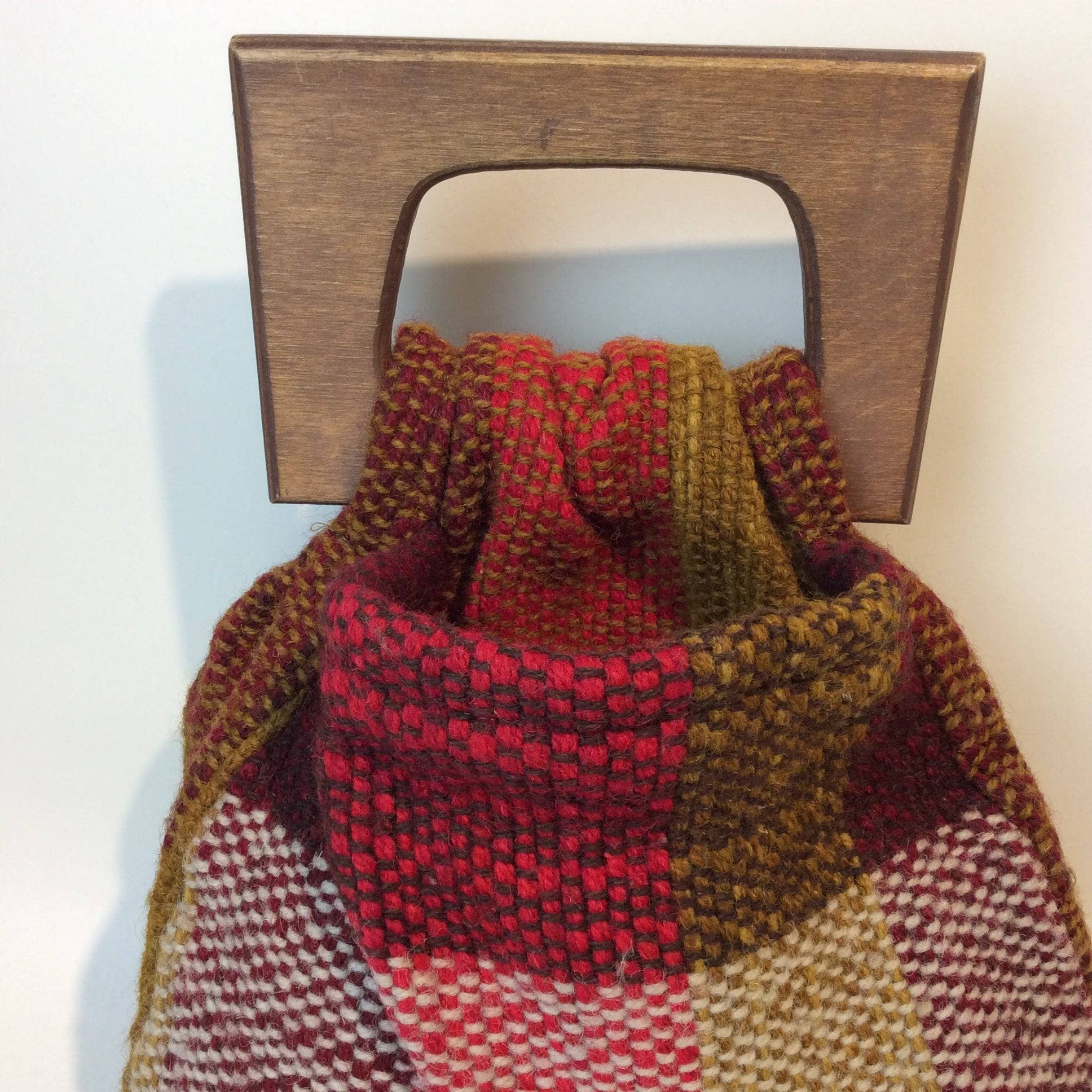 Handle close-up of 1970s Artisanal Woven Handbag with Wood Handle, sold by bohemevintage.com Montréal