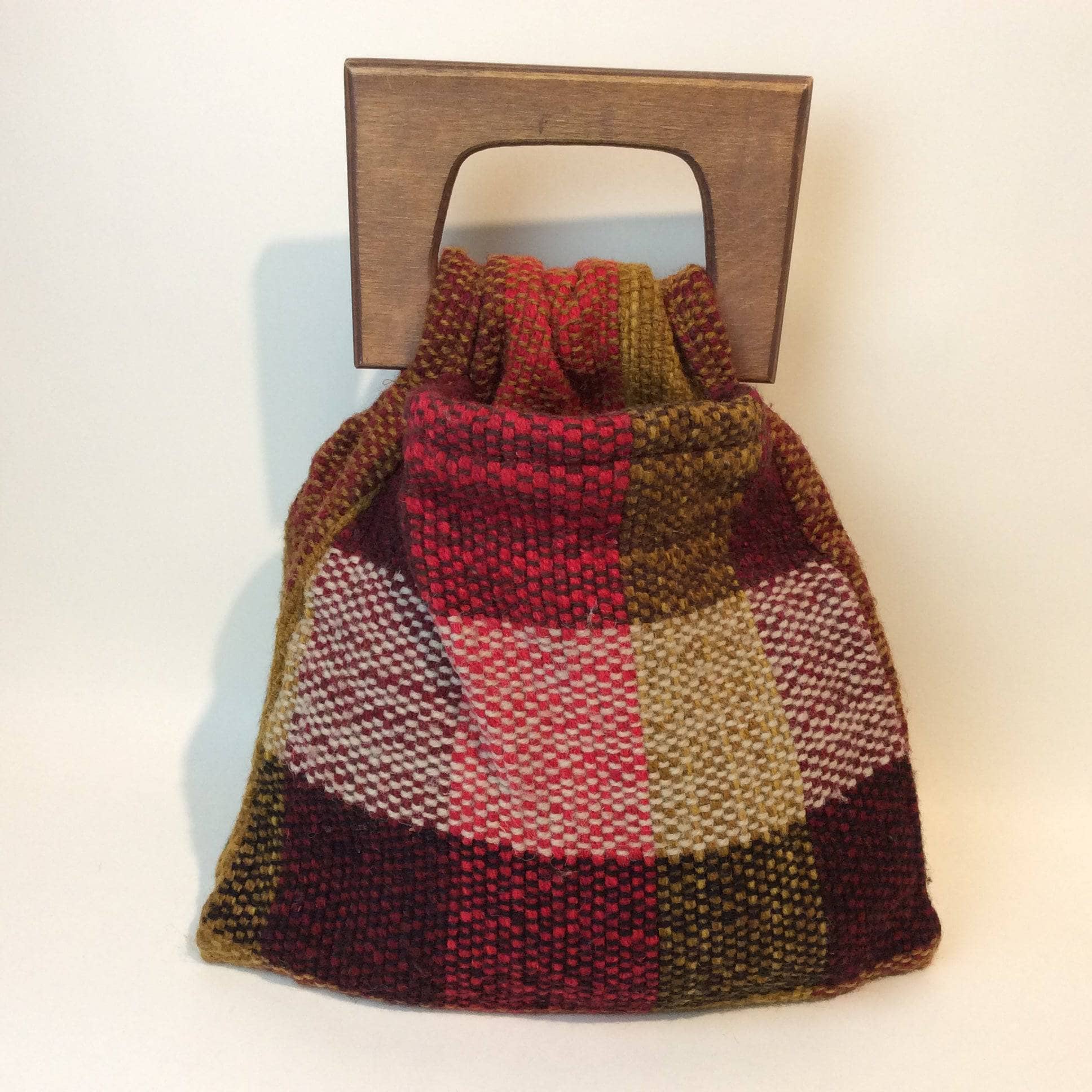 1970s Artisanal Woven Handbag with Wood Handle, sold by bohemevintage.com Montréal