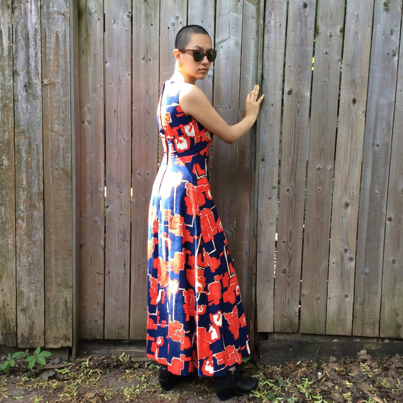 Side view of 1970s Bold print Maxi Dress Size small/Medium sold by bohemevintage.com Montreal