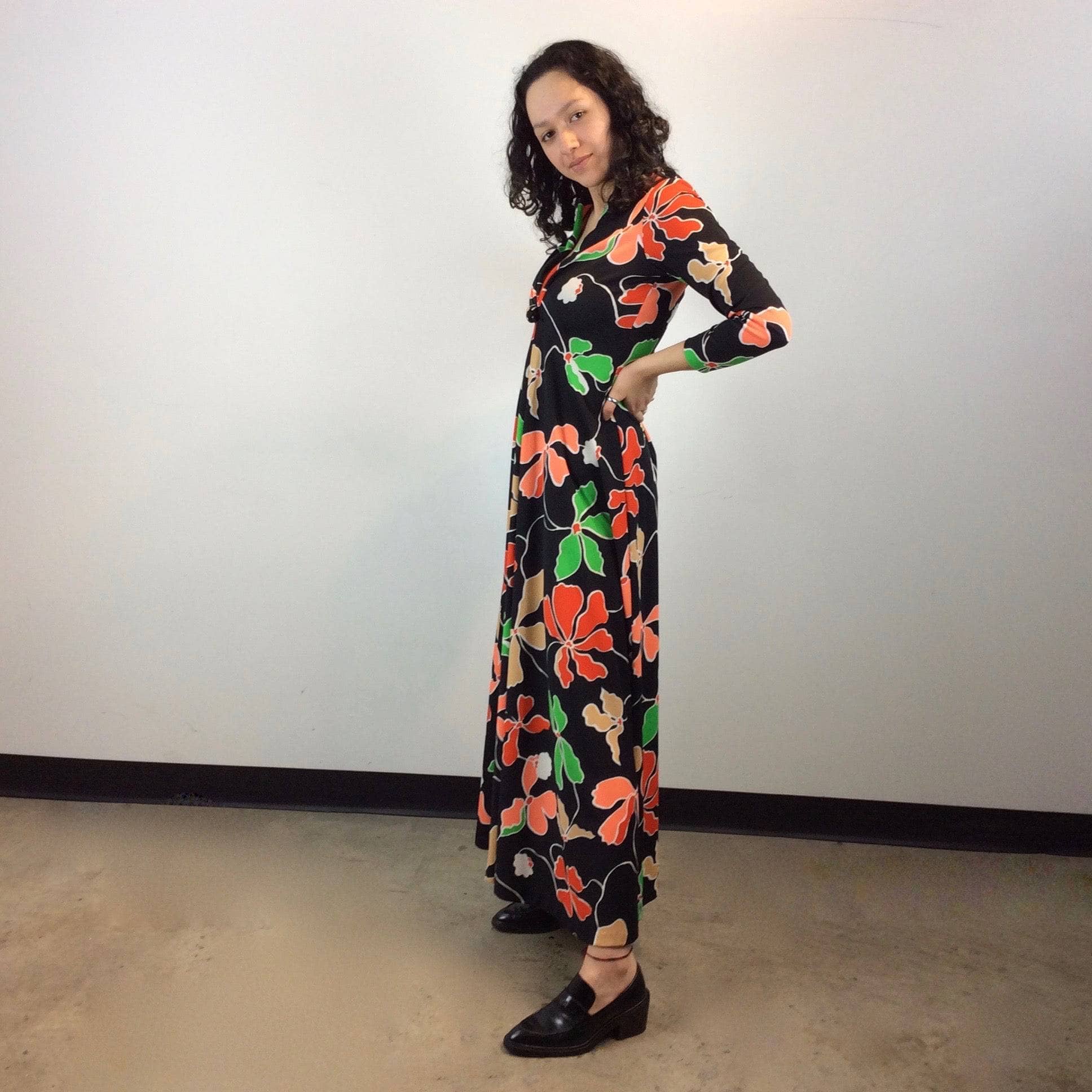 Side view of 1970s Bold Print Low-Cut Long Sleeve Maxi Dress Size Medium Sold by bohemevintage.com Montreal