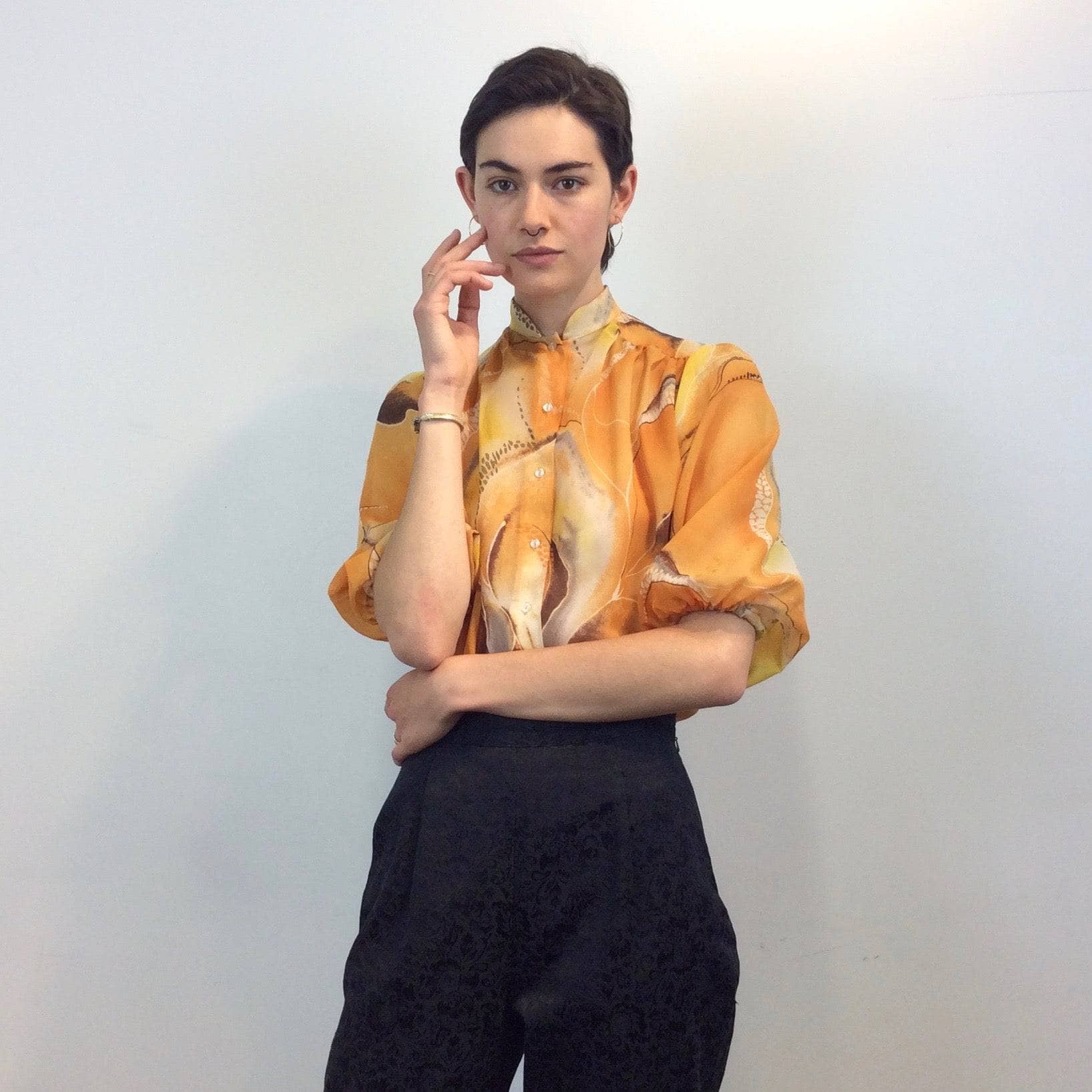 1970s Bold Print Puff-Sleeve Blouse, safran colour, mao collar, size small, size Medium, Sold by bohemevintage.com Montréal