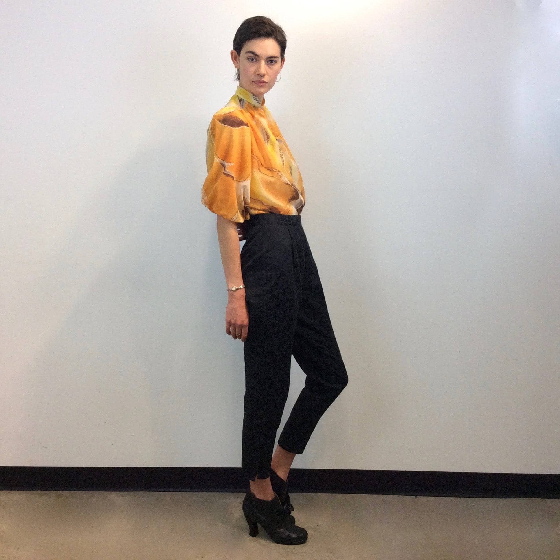 Side view of 1970s Bold Print Puff-Sleeve Blouse, safran colour, mao collar, size small, size Medium, Sold by bohemevintage.com Montréal