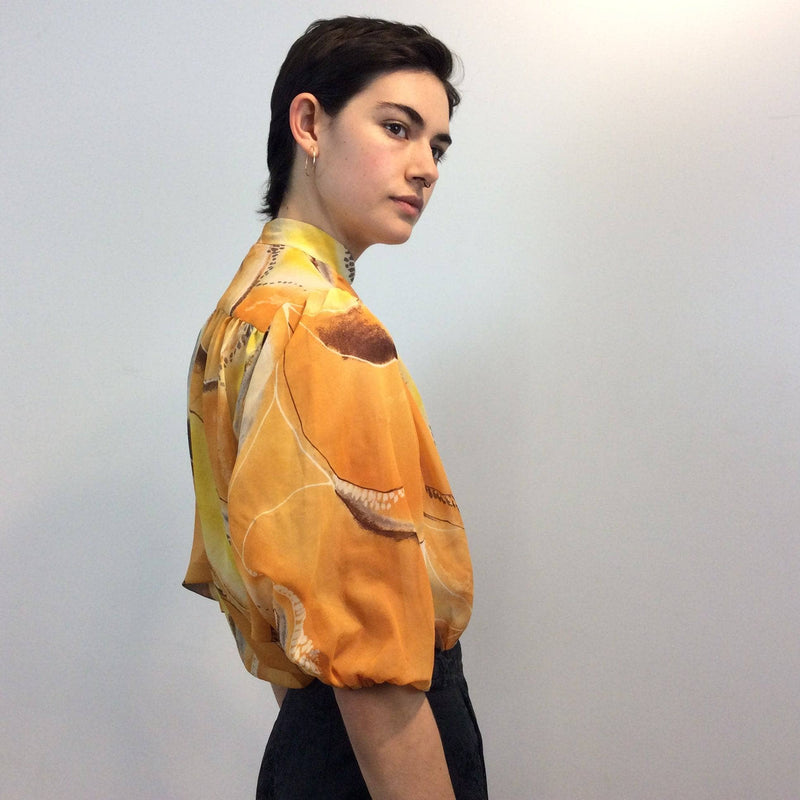 Side view of 1970s Bold Print Puff-Sleeve Blouse, safran colour, mao collar, size small, size Medium, Sold by bohemevintage.com Montréal