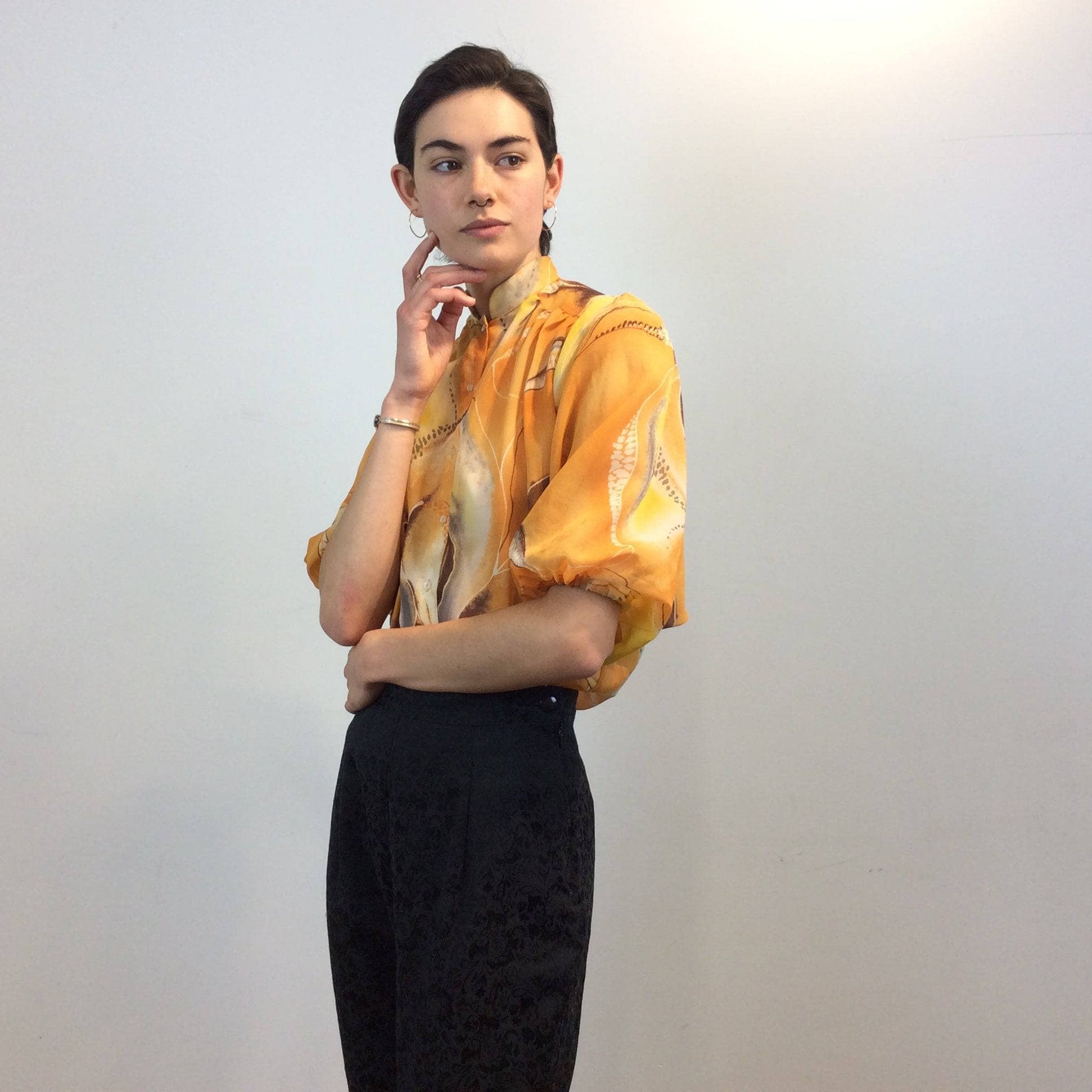 Side view of 1970s Bold Print Puff-Sleeve Blouse, safran colour, mao collar, size small, size Medium, Sold by bohemevintage.com Montréal