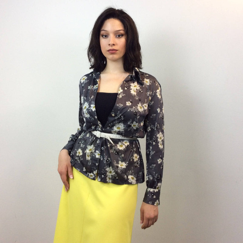 1970s Grey Floral Print Button Up Blouse size Medium Large worn with white belt sold by Bohemevintage.com Montreal