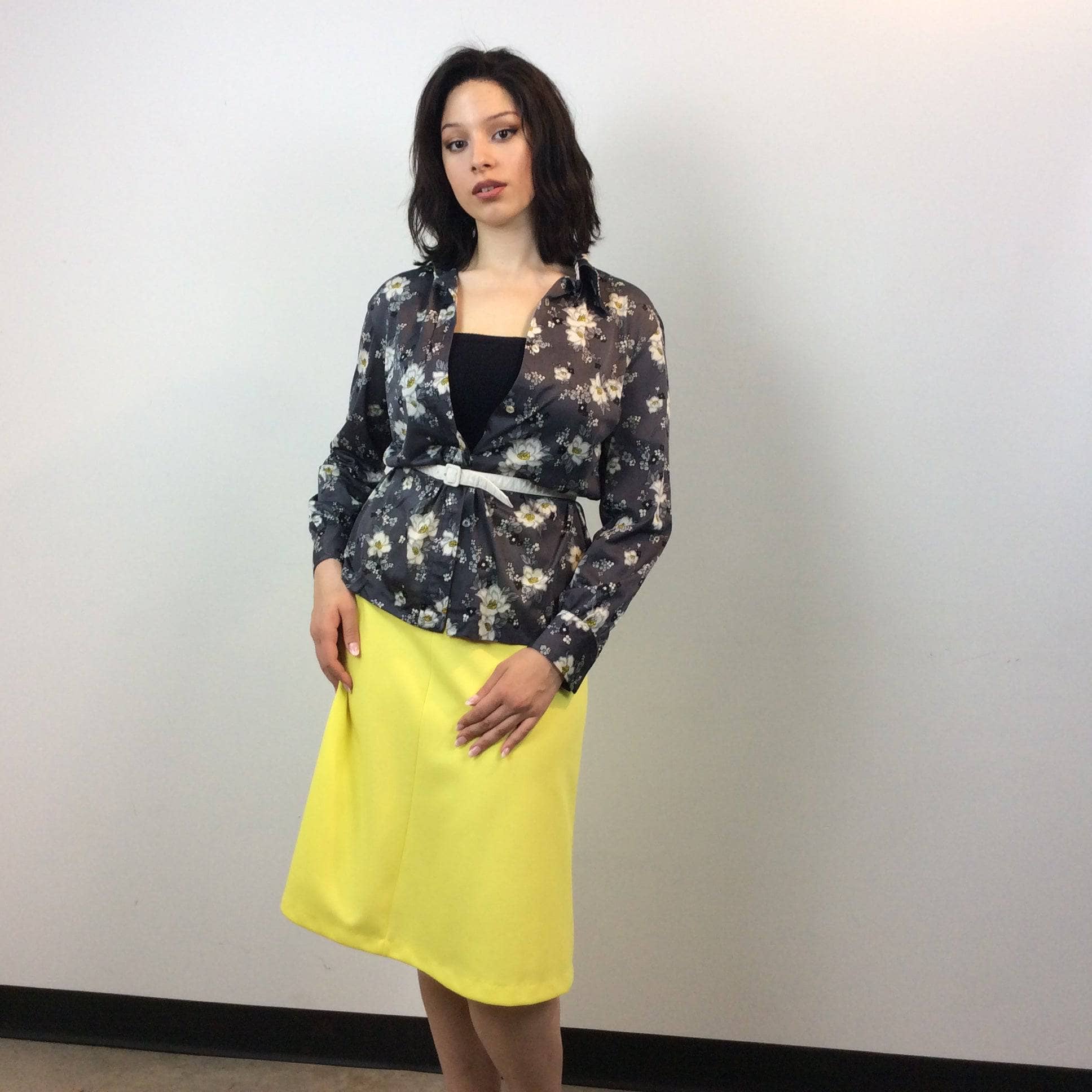 1970s Grey Floral Print Button Up Blouse size Medium Large worn with white belt sold by Bohemevintage.com Montreal