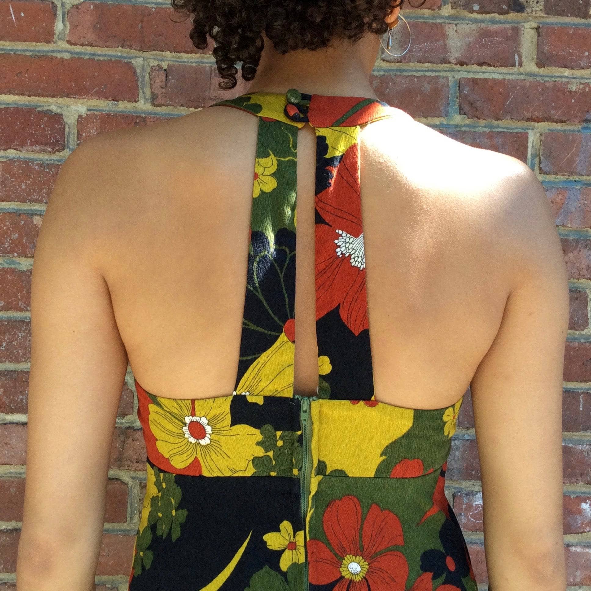Upper Back view of 1970s Bold floral print Hawaiian Halter top, empire waist maxi dress Sold by bohemevintage.com Montréal