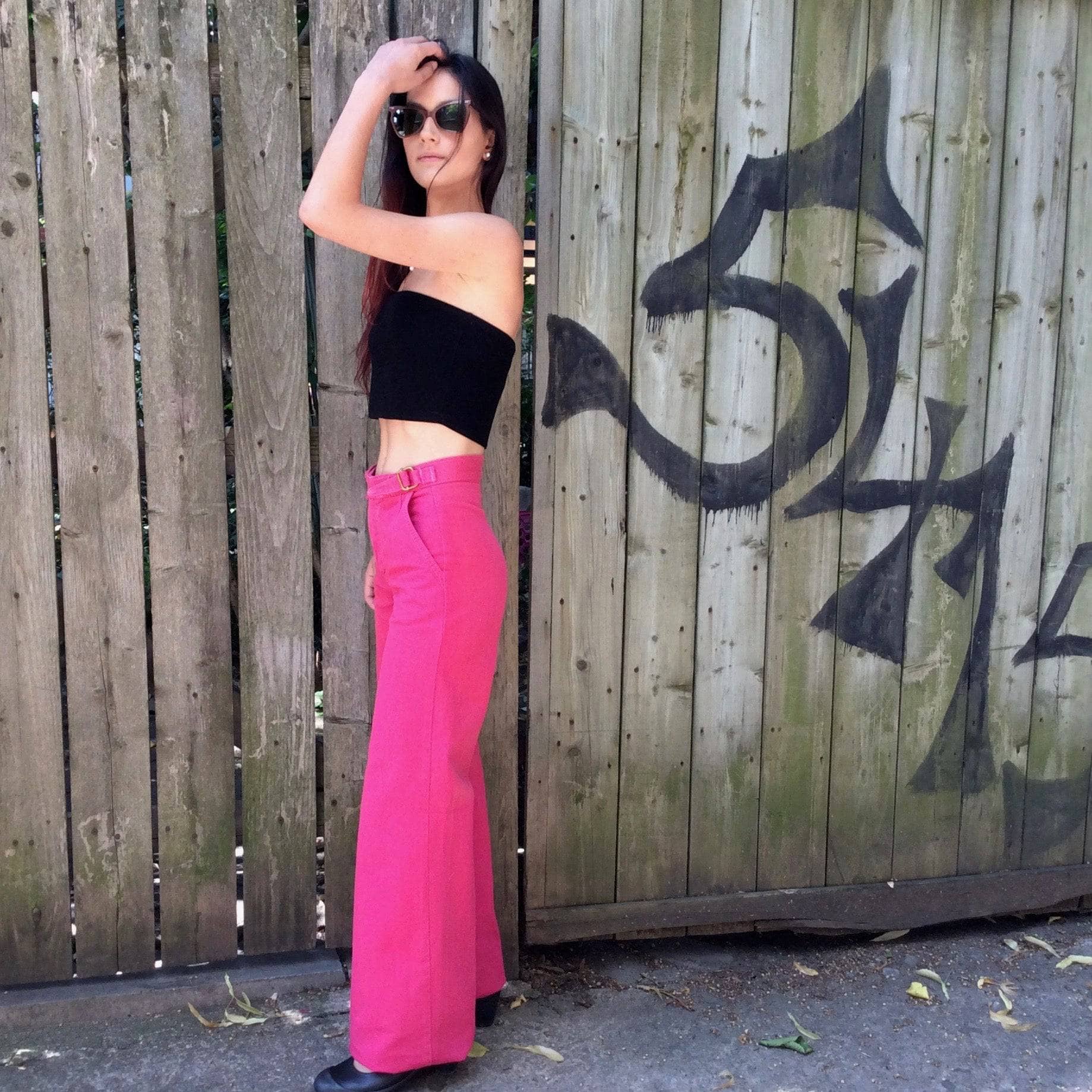 Side View of 1970s High-Waisted Wide-Leg Hot Pink Jeans, sold by bohemevintage.com Montréal