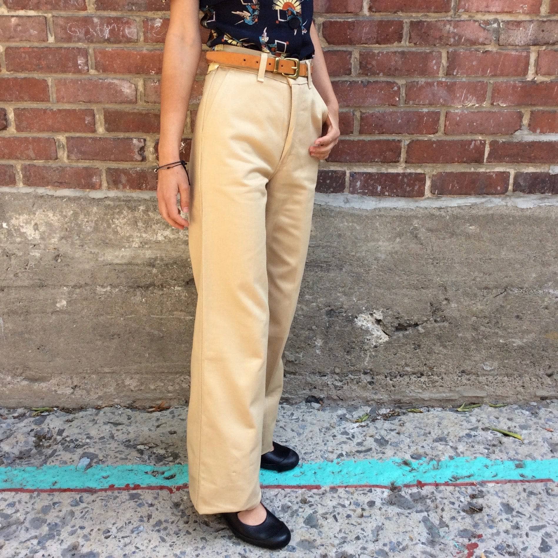 Side view of 1970s "Levi’s" Original High-Waisted Wide Leg Beige Jeans, sold by bohemevintage.com Montréal