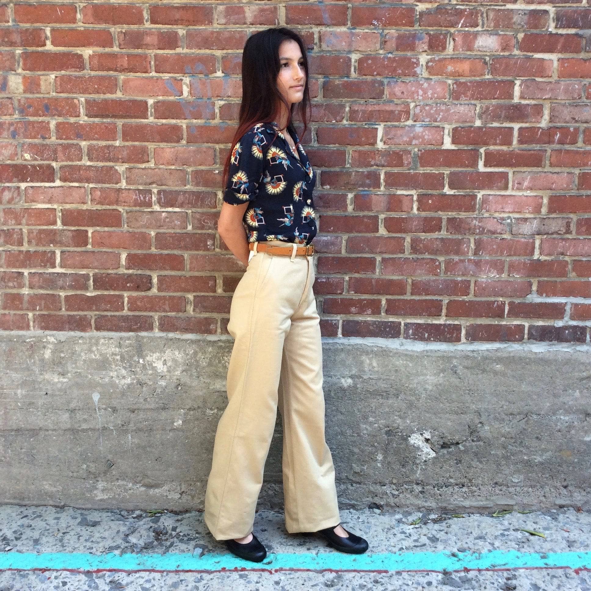 Side view of 1970s "Levi’s" Original High-Waisted Wide Leg Beige Jeans, sold by bohemevintage.com Montréal