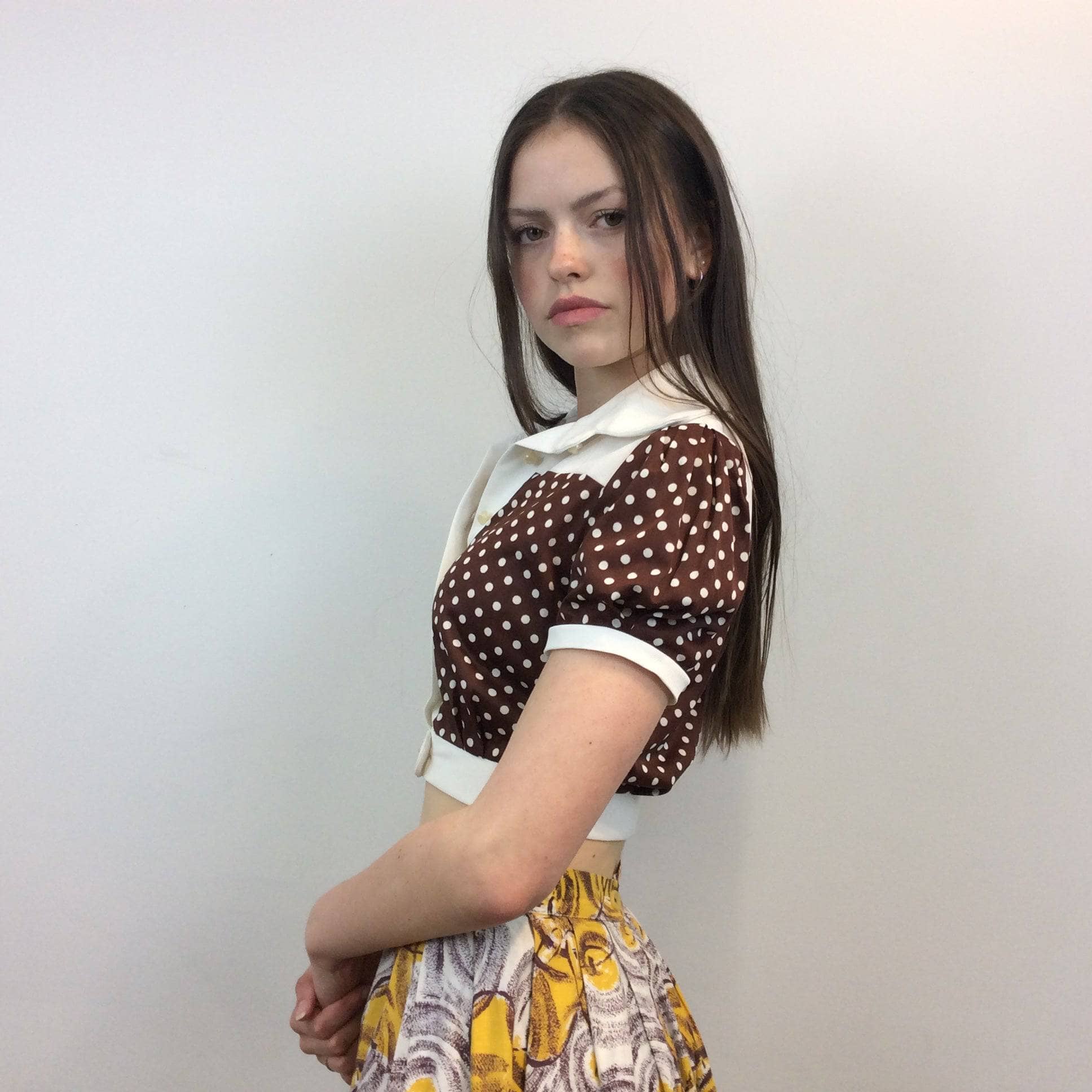 Side View of 1970s Polka Dot Cropped Puff-Sleeve Blouse, size small, brown, sold by bohemevintage.com Montréal