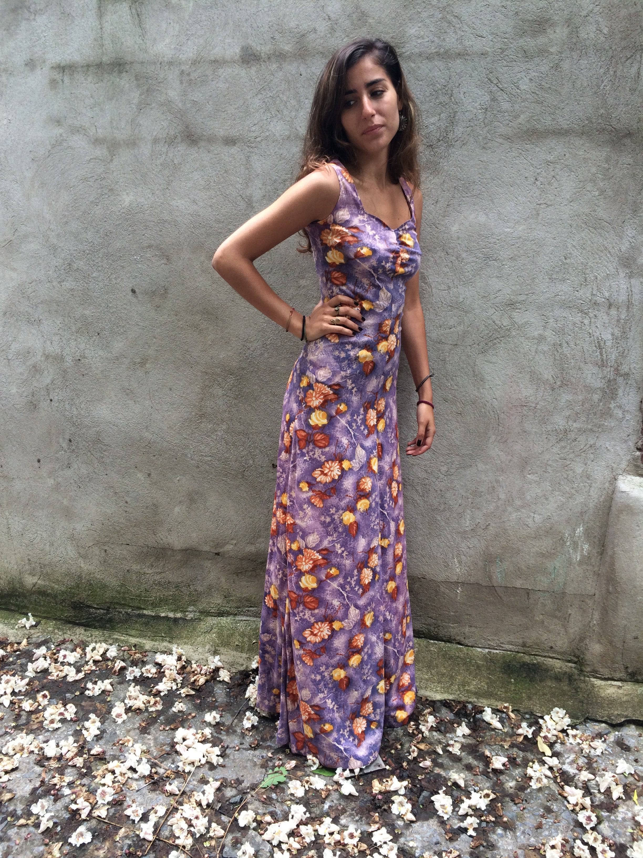 Side view of 1970s Vintage Purple Floral Print Maxi Polyester floor length Dress Size Small, sold by bohemevintage.com Montréal 