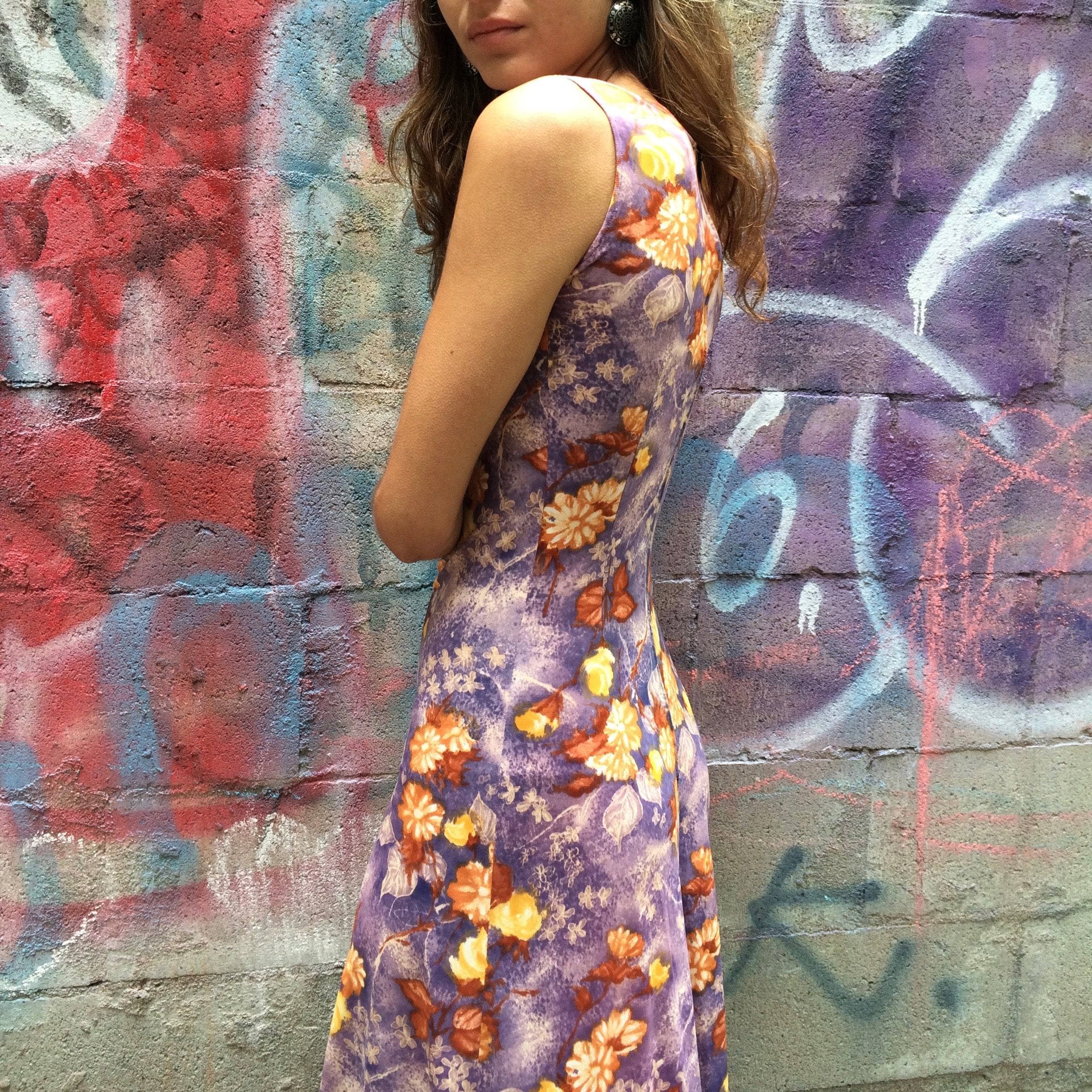 Side view of 1970s Vintage Purple Floral Print Maxi Polyester floor length Dress Size Small, sold by bohemevintage.com Montréal 