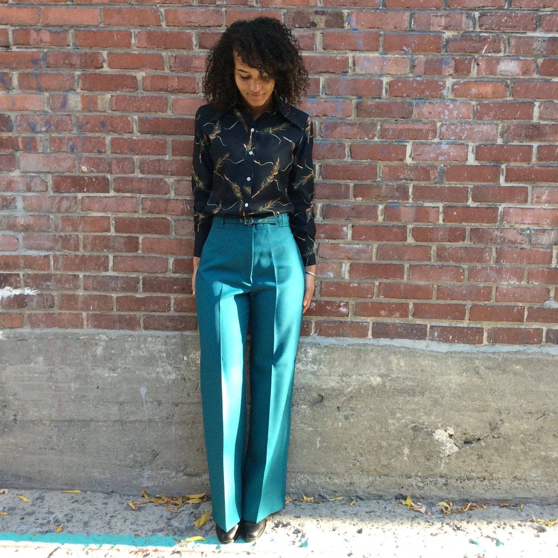 1970s Teal High Waisted Wide Leg Pants size Medium worn with 1970s feather print long sleeve shirt sold by bohemevintage.com Montreal