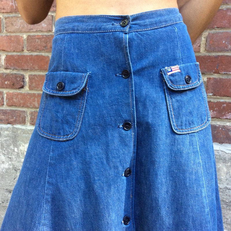 Close-up of 1970s Midi Length Button-up Jean Skirt by brand UFO sold by bohemevintage.com Montreal