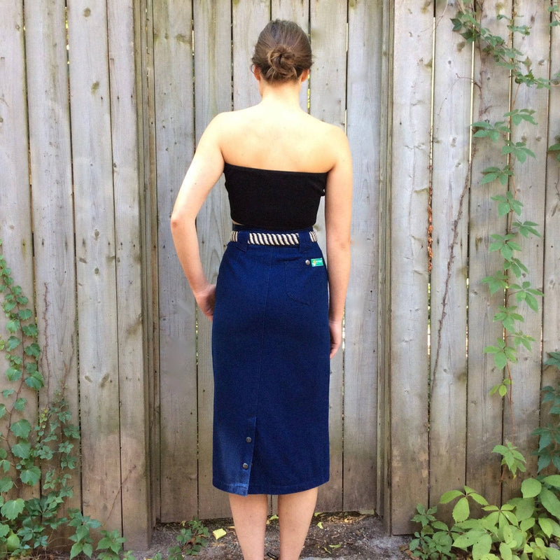 Back View of 1980-90s High-Waisted Midi length Dark wash Denim Skirt Size Small sold at bohemevintage.com Montreal