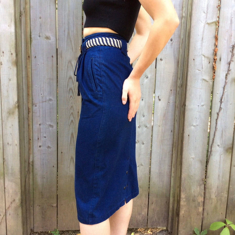 Side view of 1980-90s High-Waisted Midi length Dark wash Denim Skirt Size Small sold at bohemevintage.com Montreal