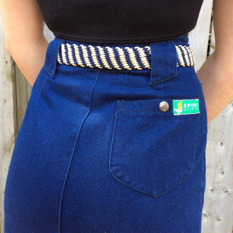 Close up View of pocket and tag of 1980-90s High-Waisted Midi length Dark wash Denim Skirt Size Small sold at bohemevintage.com Montreal  