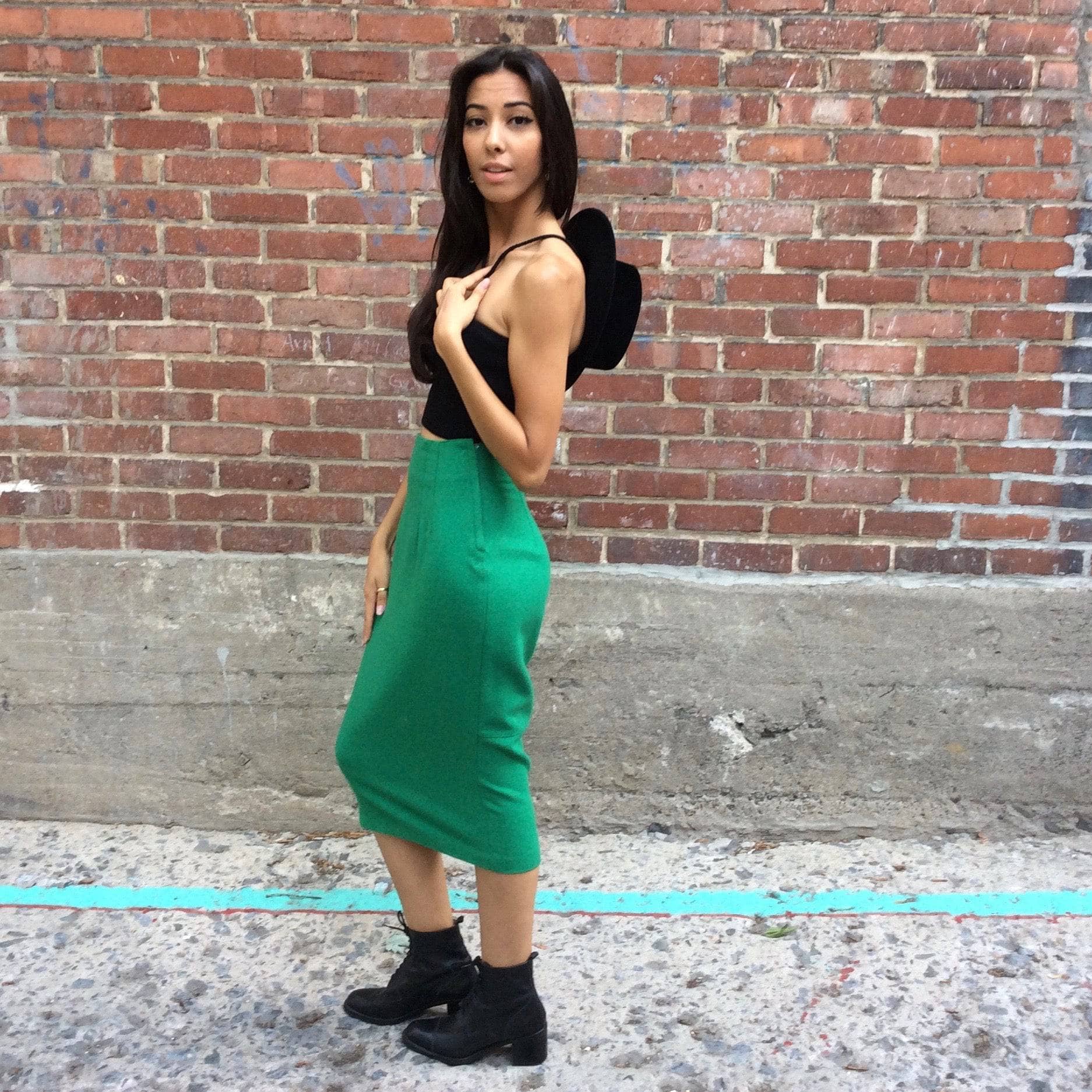 Side view of 1980s Emerald Midi-Length High Waist Wool Pencil Skirt , sold by bohemevintage.com Montréal