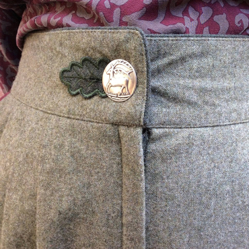 Close-Up of front waist Snap-Button of 1980s High-Waist Tapered Leg Army Green Wool Pleated Pants, for sale at bohemevintage.com Montréal